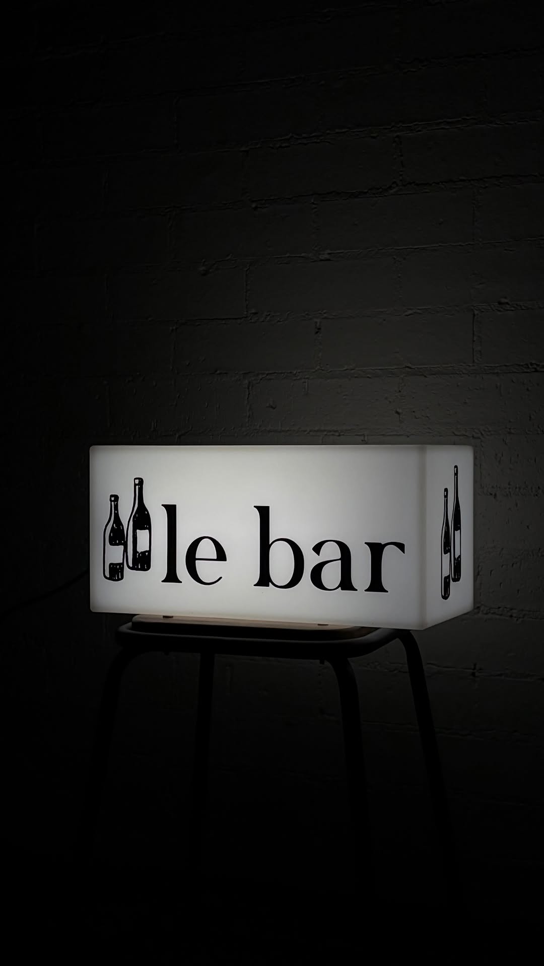 Le bar. light-box signage